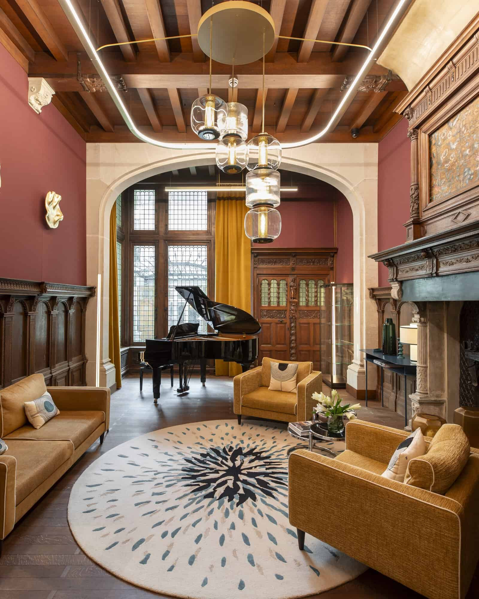 Elegant lobby with piano and louge couches in Faubourg 21
